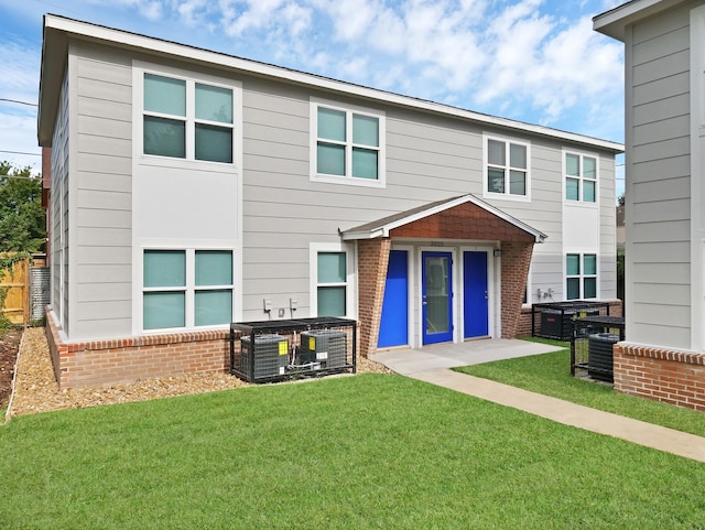 view of front facade featuring cooling unit and a front yard