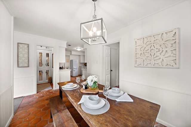 dining area with ornamental molding