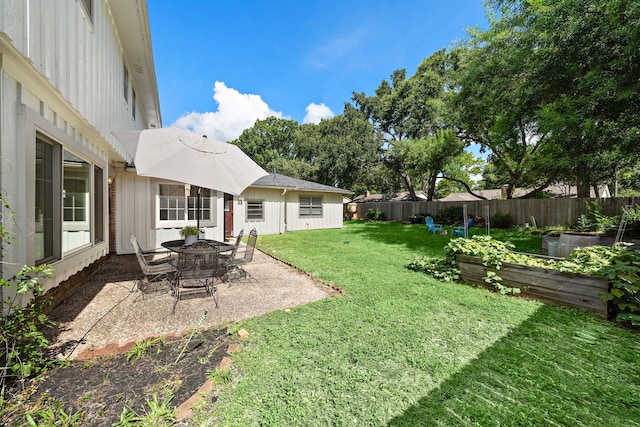 view of yard with a patio area