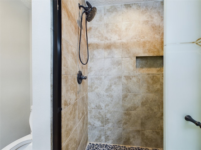 room details featuring a tile shower