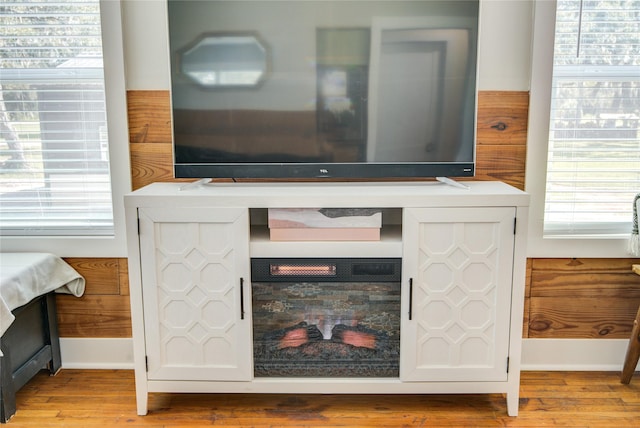 details featuring hardwood / wood-style flooring