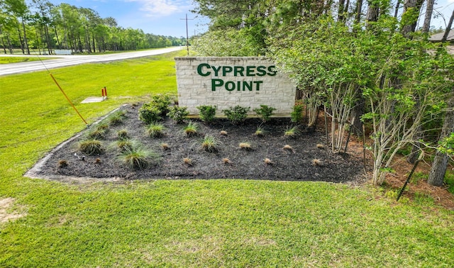 community sign featuring a yard