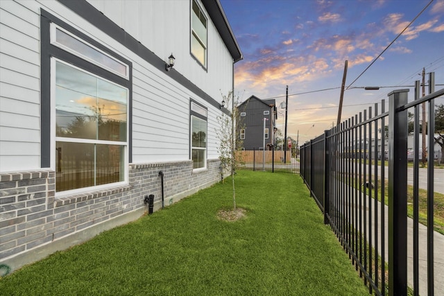 view of yard at dusk