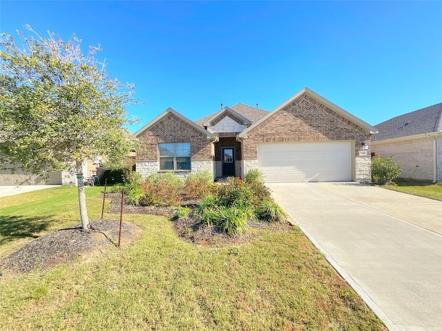 view of front of property featuring a front lawn and a garage