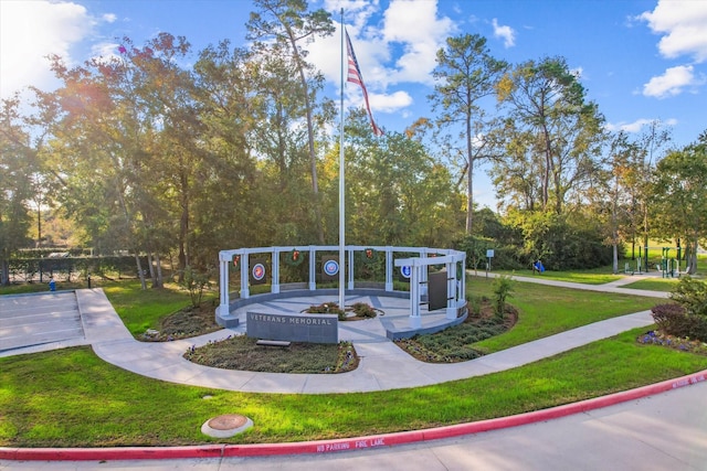 view of community featuring a lawn