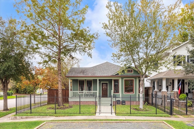 view of front of property featuring covered porch and a front yard