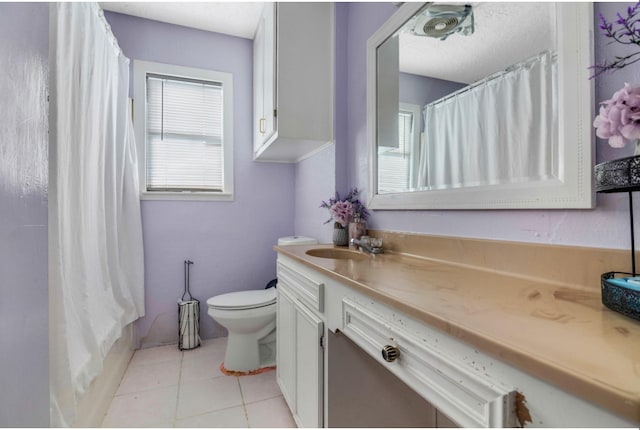 full bathroom featuring tile patterned floors, shower / bath combo with shower curtain, vanity, and toilet