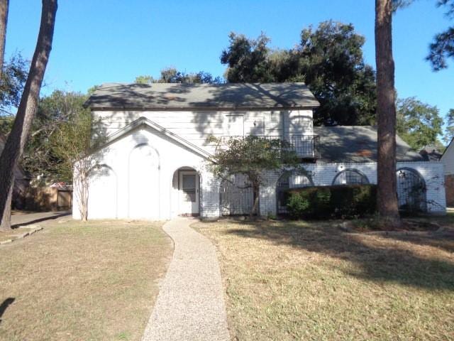 view of front facade featuring a front yard