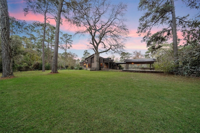 view of yard at dusk