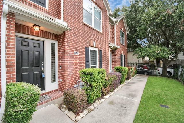 property entrance featuring a lawn