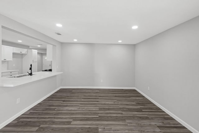 empty room with sink and dark wood-type flooring