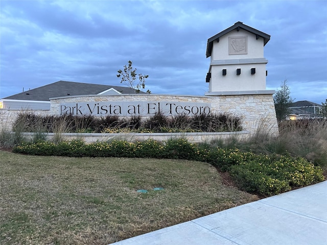 community sign with a lawn