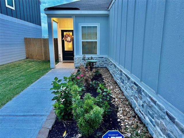 property entrance featuring a lawn