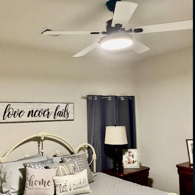 bedroom with ceiling fan