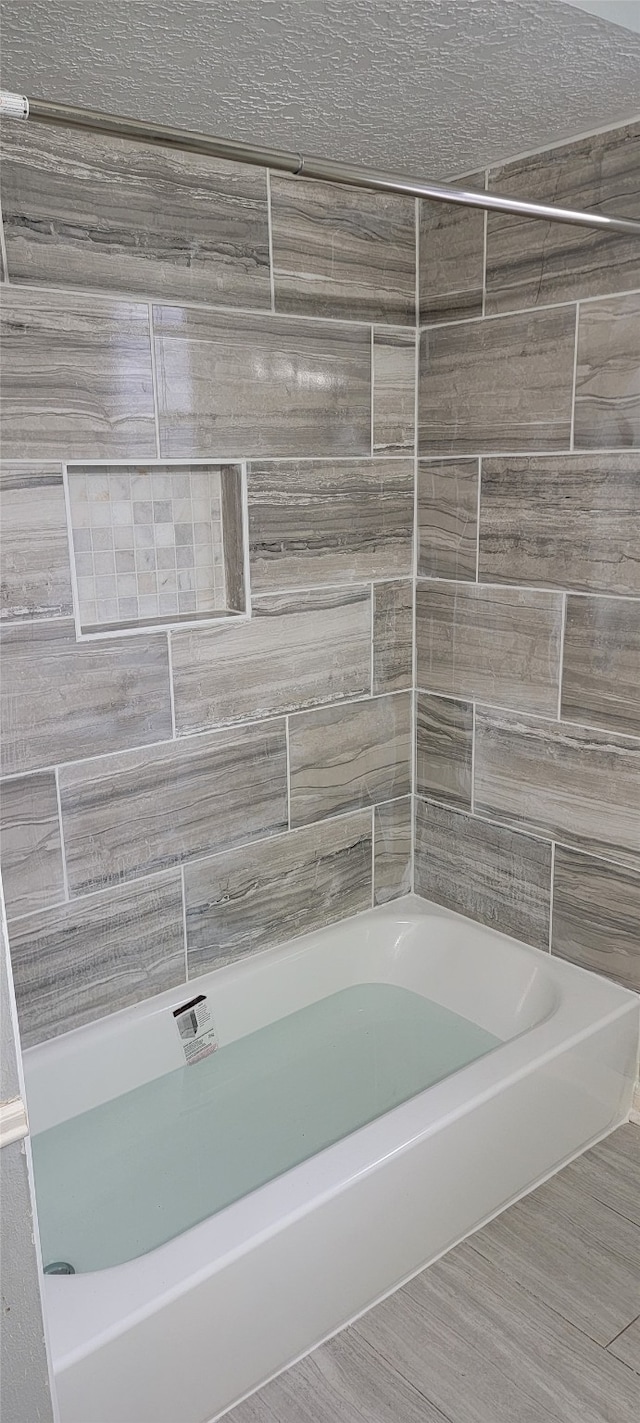 bathroom with tiled shower / bath