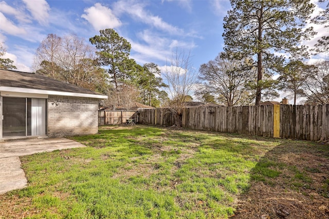 view of yard featuring a patio area