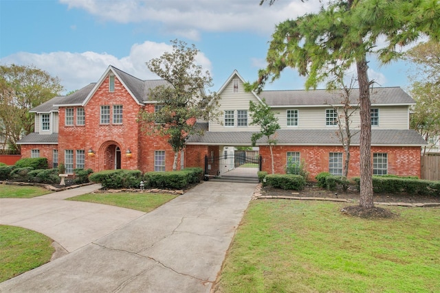 view of front of house featuring a front lawn