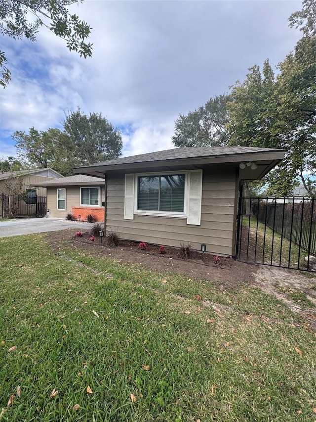 view of front facade featuring a front yard