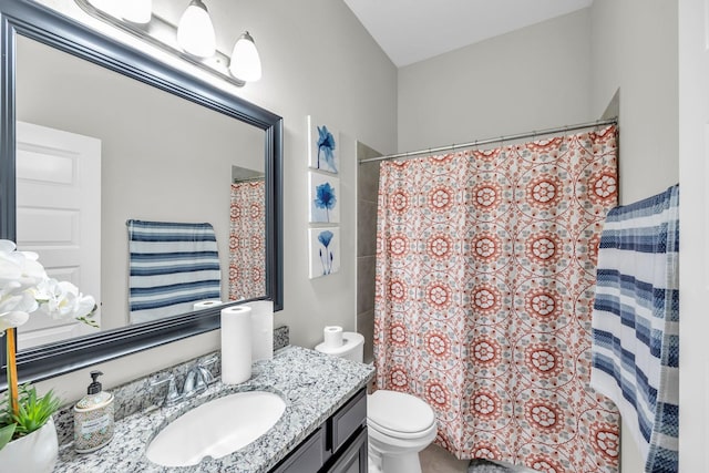 bathroom with a shower with shower curtain, vanity, and toilet