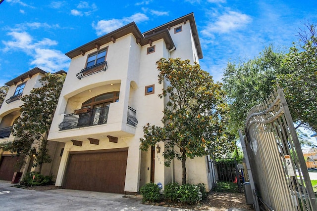 view of front facade featuring a garage