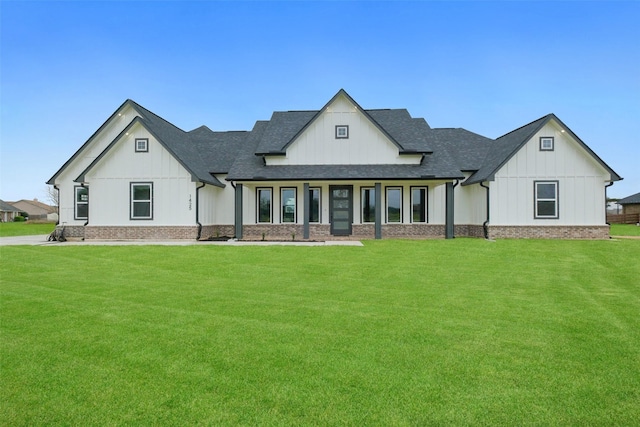 view of front of house featuring a front yard