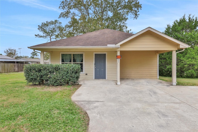 view of front of home with a front lawn