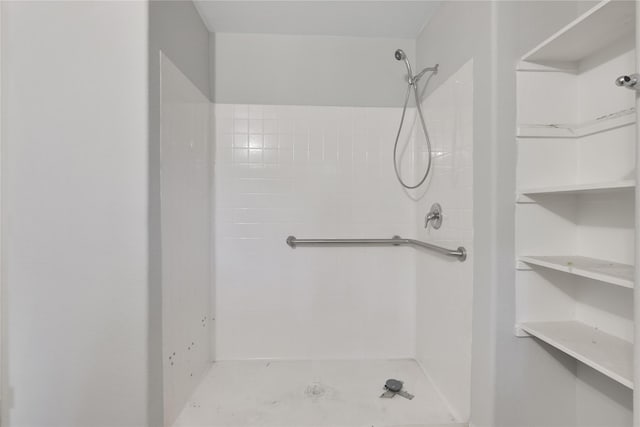 bathroom featuring tiled shower