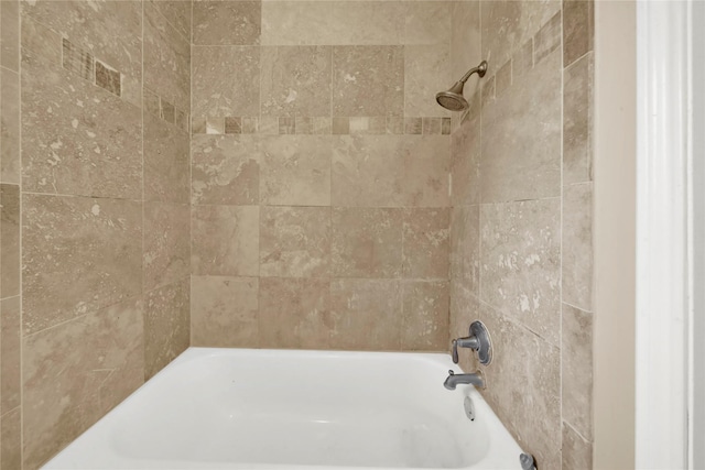 bathroom with tiled shower / bath combo