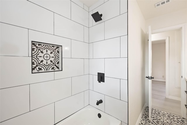 bathroom featuring tiled shower / bath combo