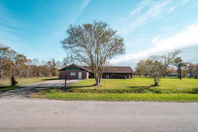 single story home with a front lawn