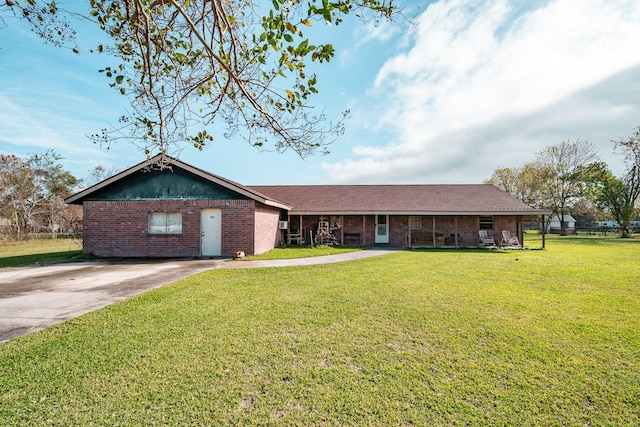 single story home with a front lawn