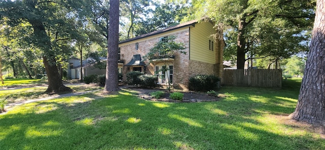 view of front of property featuring a front lawn