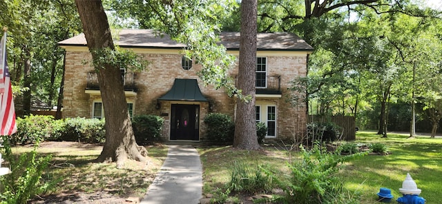 view of front facade with a front yard