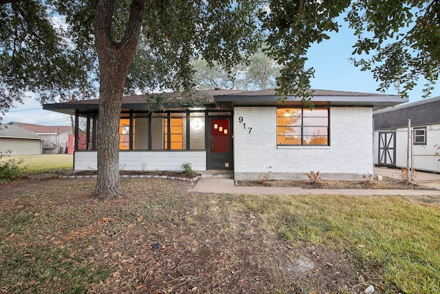 view of front of house with a front yard