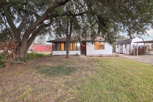 view of front of house featuring a front yard