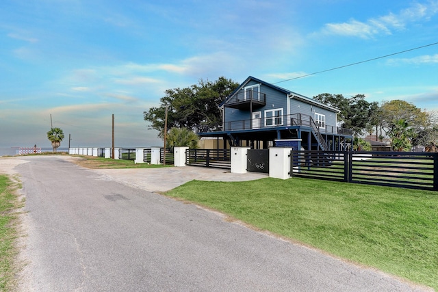 view of front of house featuring a front yard