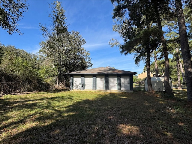 view of yard featuring an outdoor structure