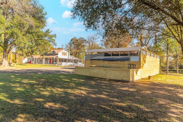 view of yard featuring an outdoor structure