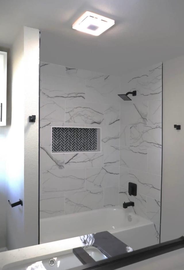 bathroom featuring tiled shower / bath combo