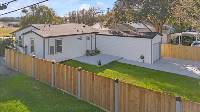 view of front facade featuring an outbuilding and a front lawn