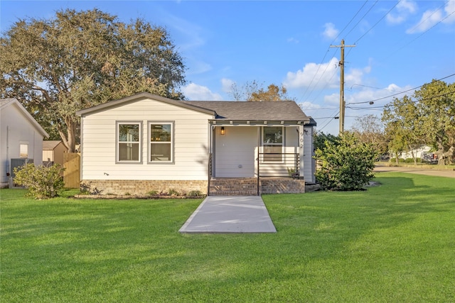 view of front of property featuring a front yard