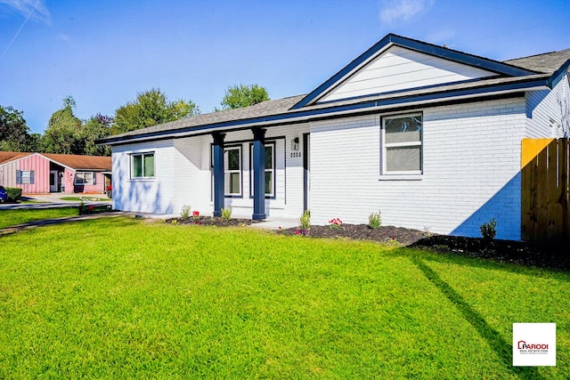 single story home with a front lawn