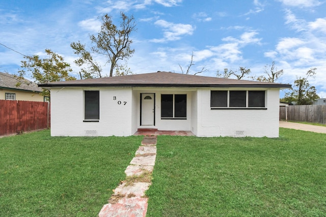 ranch-style home featuring a front yard