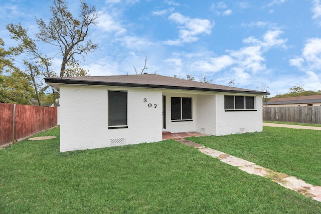 view of front of house featuring a front lawn