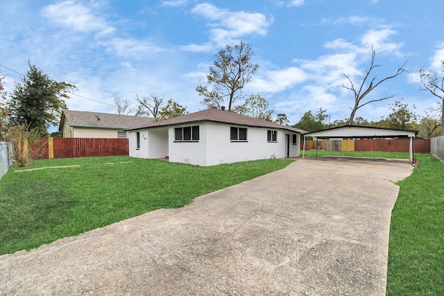 single story home with a front lawn