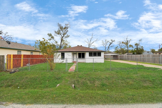 view of front facade featuring a front yard