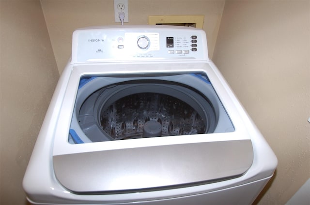 interior details featuring washer / clothes dryer