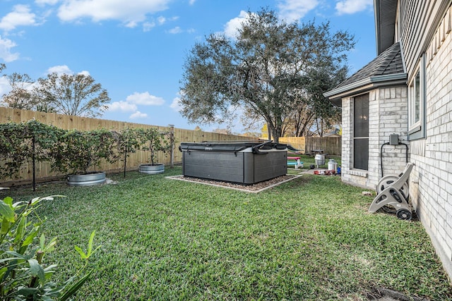 view of yard featuring a hot tub