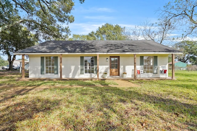 view of front of property featuring a front yard