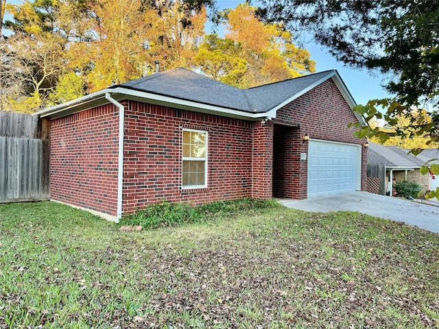 view of front facade featuring a front yard and a garage